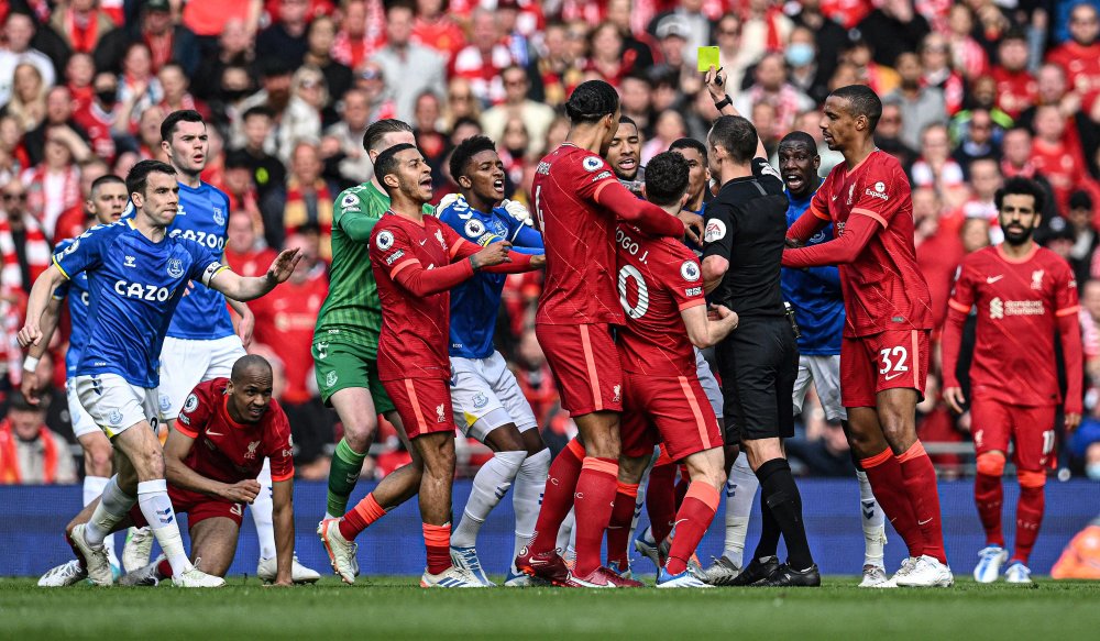 主裁：夸安萨拉拽丘库埃梅卡没判罚？这是极轻微、无效的拉拽